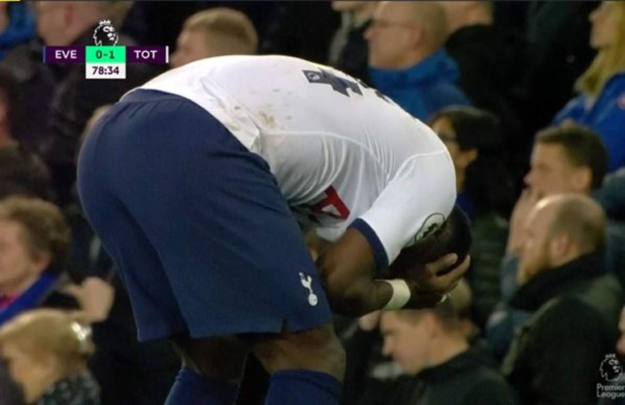 Serge Aurier, lateral marfileño del Tottenham, se apartó de la jugada, y se puso a rezar.