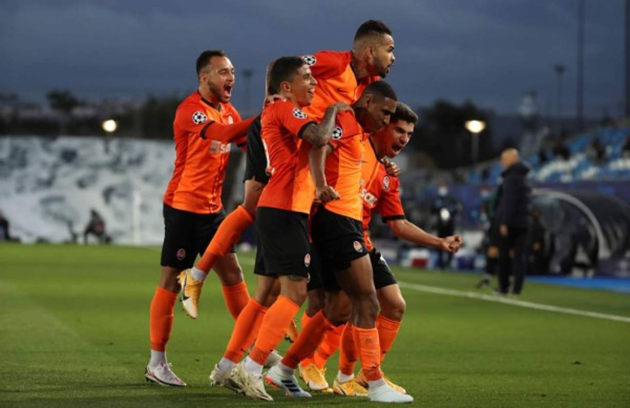 La celebración del primer gol del Shakhtar Donetsk marcado por el brasileño Tetê.
