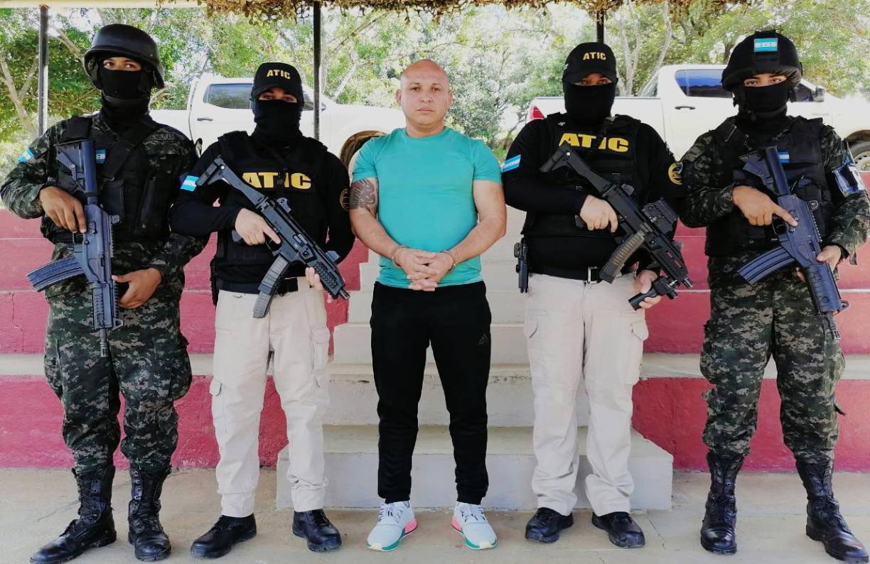 Pero, además de eso, se le vincula como líder de una “organización criminal denominada “banda de Pedrito”, en la cual, según la fiscalía, dirige actividades de sicariato.