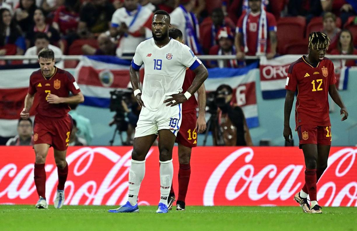 Kendall Waston terminó triste por la goleada ante España.