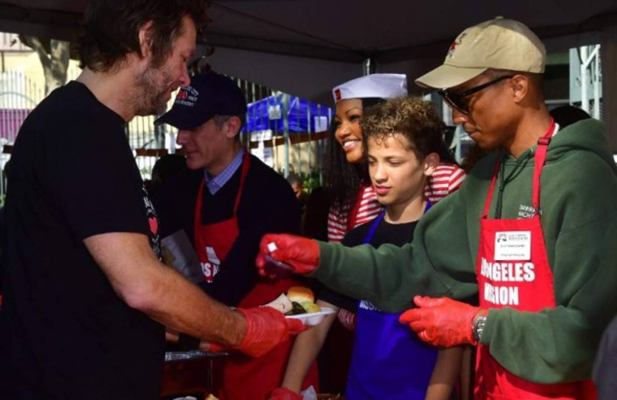 En Los Ángeles, autoridades locales y artistas de Hollywood se unieron para llevar la cena de Acción de Gracias a miles de personas sin hogar.