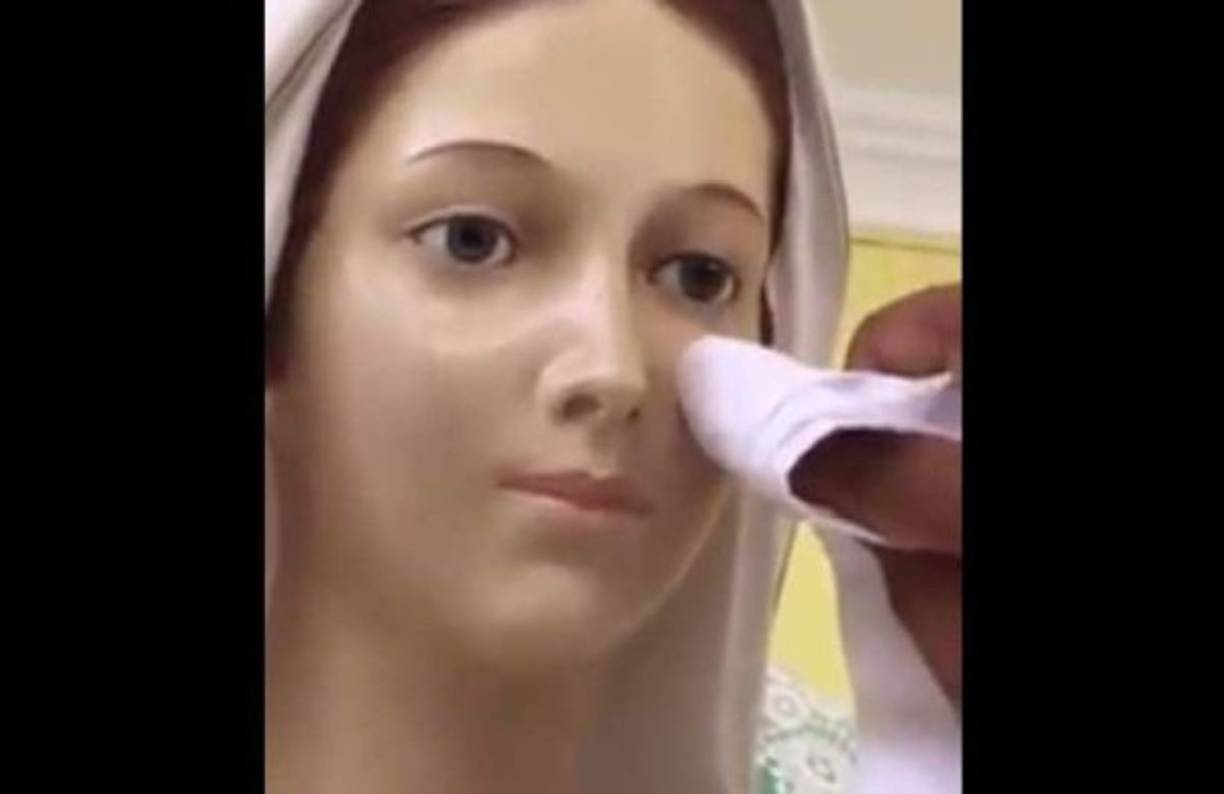 Imagen de la virgen llora en Honduras, asegura párroco. El reconocido sacerdote Juan Ángel López aseguró este martes que la imagen de la Virgen María en el Santuario del Campus Santiago Apóstol de la Universidad Católica de Danlí, El Paraíso, lloró. El párroco de la iglesia Santo Domingo Savio de Tegucigalpa confirmó que a la imagen de Nuestra Señora de la Paz se le nota un cambio en el rostro. Hay una diferencia en el rostro antes y ahora que está llorando', dijo. 'Yo no digo que sea cierto, estoy diciendo que es posible que esto se verifique', señaló López.