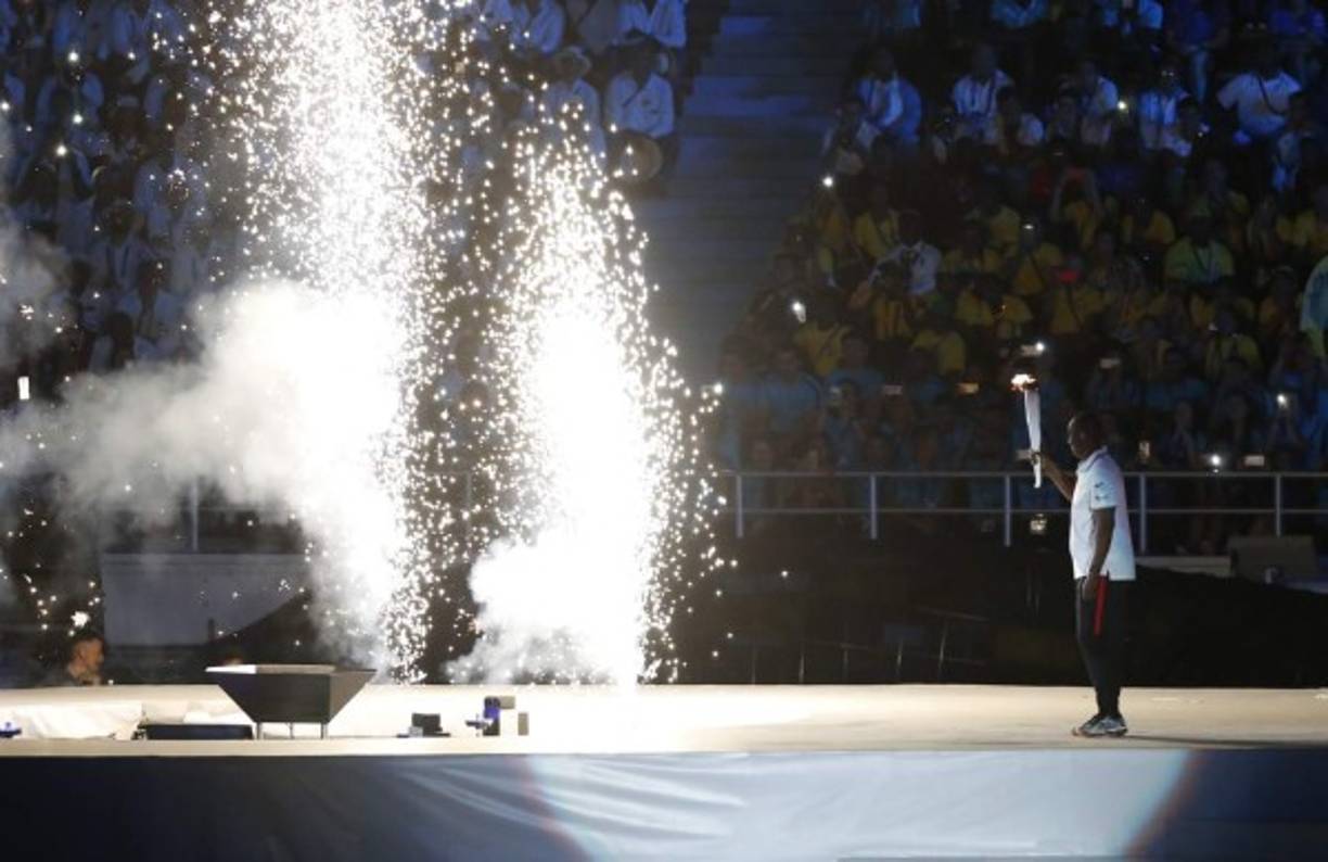 El exbeisbolista colombiano de Grandes Ligas Édgar Rentería en el momento que carga la antorcha de los XXIII Juegos Centroamericanos y del Caribe durante su ceremonia de apertura .