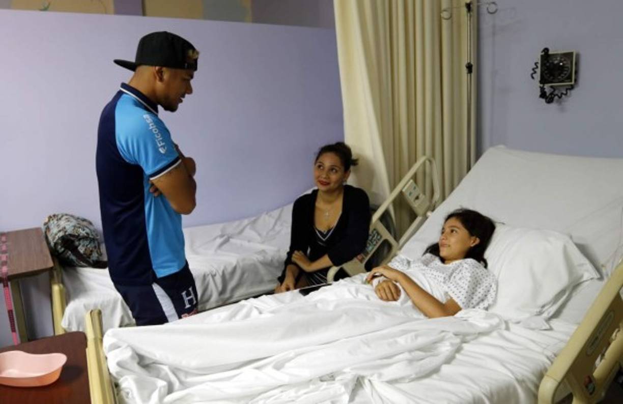 Mario Martínez dialogó con esta pequeña, que se mostró feliz por la visita de los seleccionados.