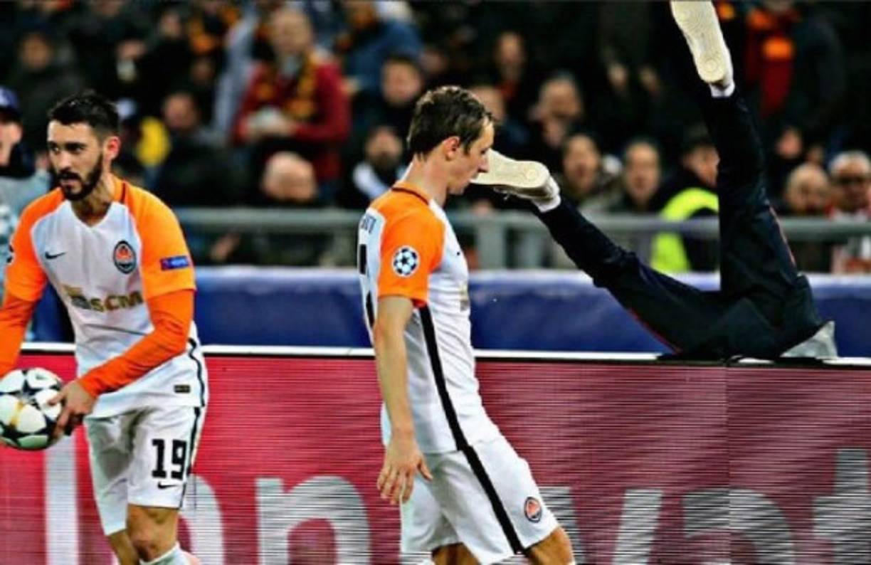 El jugador Facundo Ferreyra quiso apurar un saque de banda y en su desesperación acabó empujando a un recogebolas.