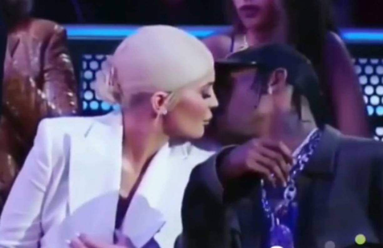 Kylie Jenner se mostró muy cariñosa con Travis Scott tras su llegada, y es que el rapero apareció porteriormente en los premios.