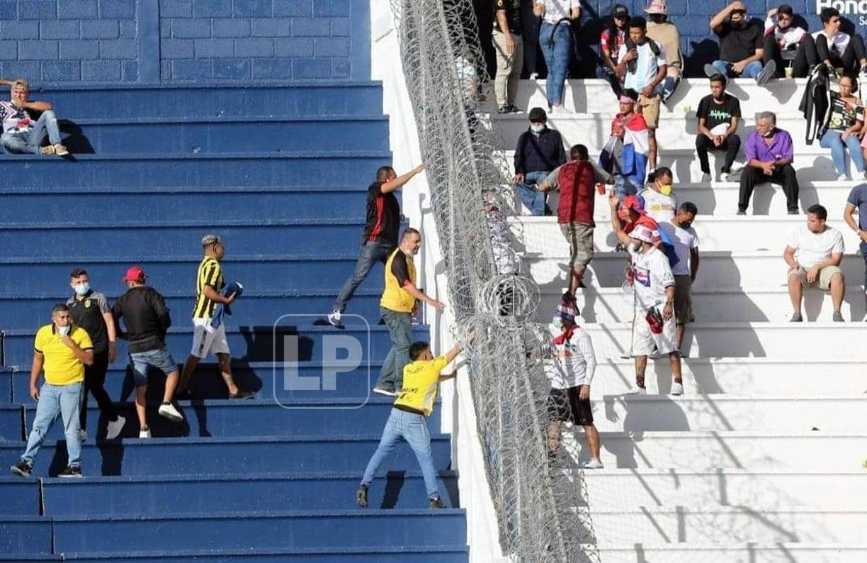 Antes del inicio del partido, aficionados de Real España y Olimpia protagonizaron una pelea lanzándose cosas.