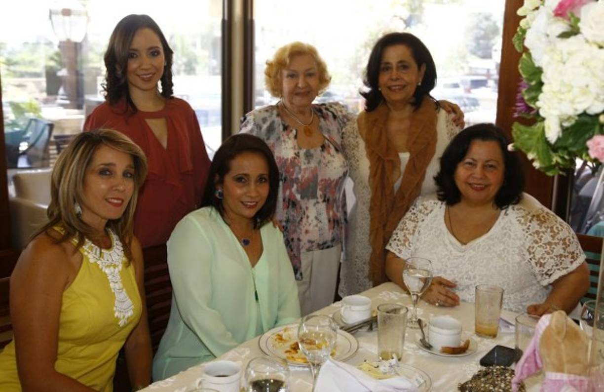Frances Corado con Graciela Nuilla y Norma Bográn com Susy Panting, Frances Vargas y Norma Bográn.