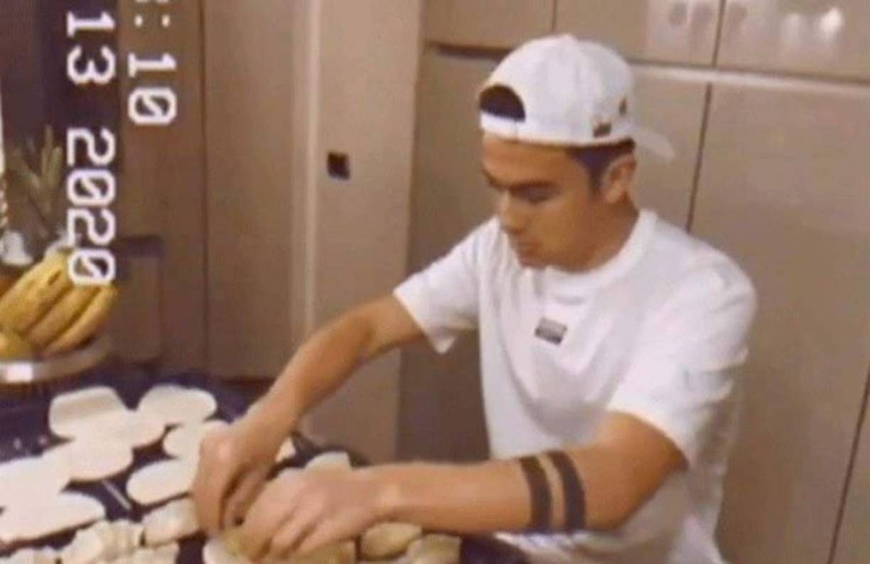 Paulo Dybala confirmó que está en cuarentena pero desmintió tener coronavirus tras rumores que lo colocaban como un contagiado. El argentino de la Juve ha compartido como hacer empanadas.