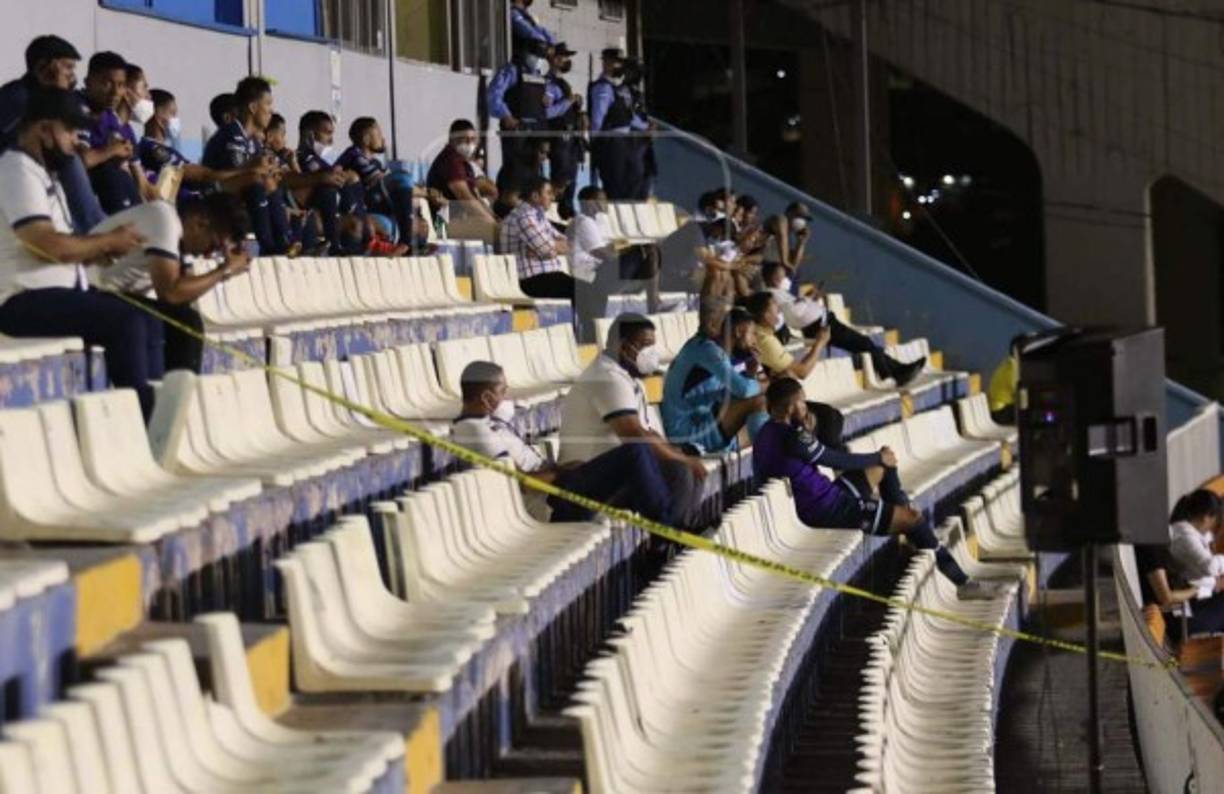 Una de las cosas que llamó la atención es que se pudo observar una buena cantidad de personas en las graderías del estadio Nacional de Tegucigalpa.