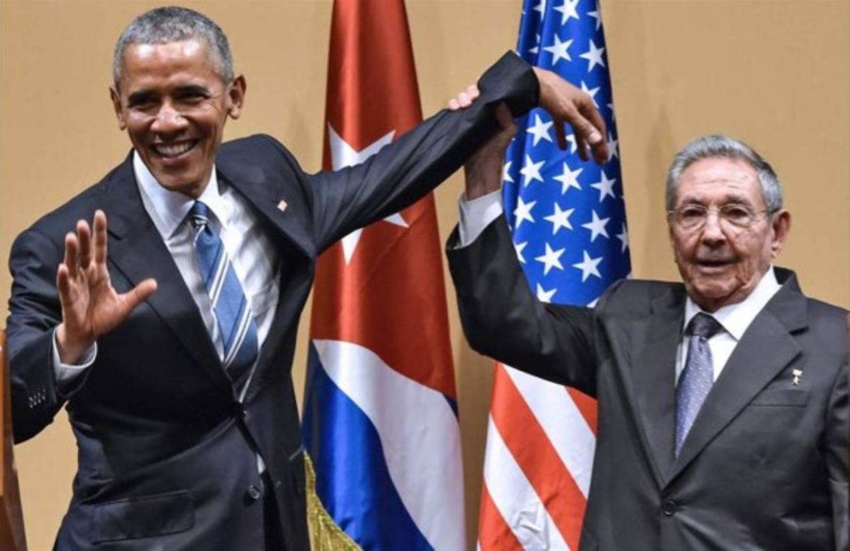 El presidente cubano Raúl Castro levanta la mano del presidente estadounidense Barack Obama durante una reunión en el Palacio de la Revolución en La Habana, el 21 de marzo de 2016.