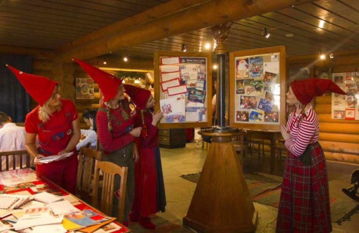 Santa Claus ha recibido 15 millones de cartas procedentes de 198 países, lo cual convierte a la Oficina de Correos Central de Santa Claus en una parada obligada al visitar la aldea. Los elfos carteros reciben a todos los que visiten sus instalaciones.<br/><br/>Foto: Visit Rovaniemi
