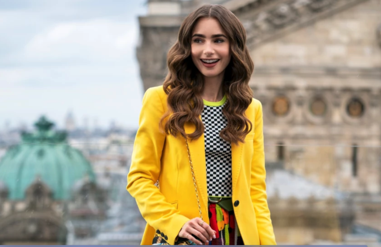 Pero el ayuntamiento de París ha sido muy franco al respecto. David Belliard, el vicealcalde verde a cargo del transporte y los espacios públicos, y otros políticos verdes se quejaron el año pasado de que la versión idealizada de París en la serie era peligrosa para la crisis climática, ya que no se mostraba lo suficiente sobre las opciones de transporte ecológico y se producía una romántica peligrosa de los edificios de apartamentos históricos que están mal aislados.