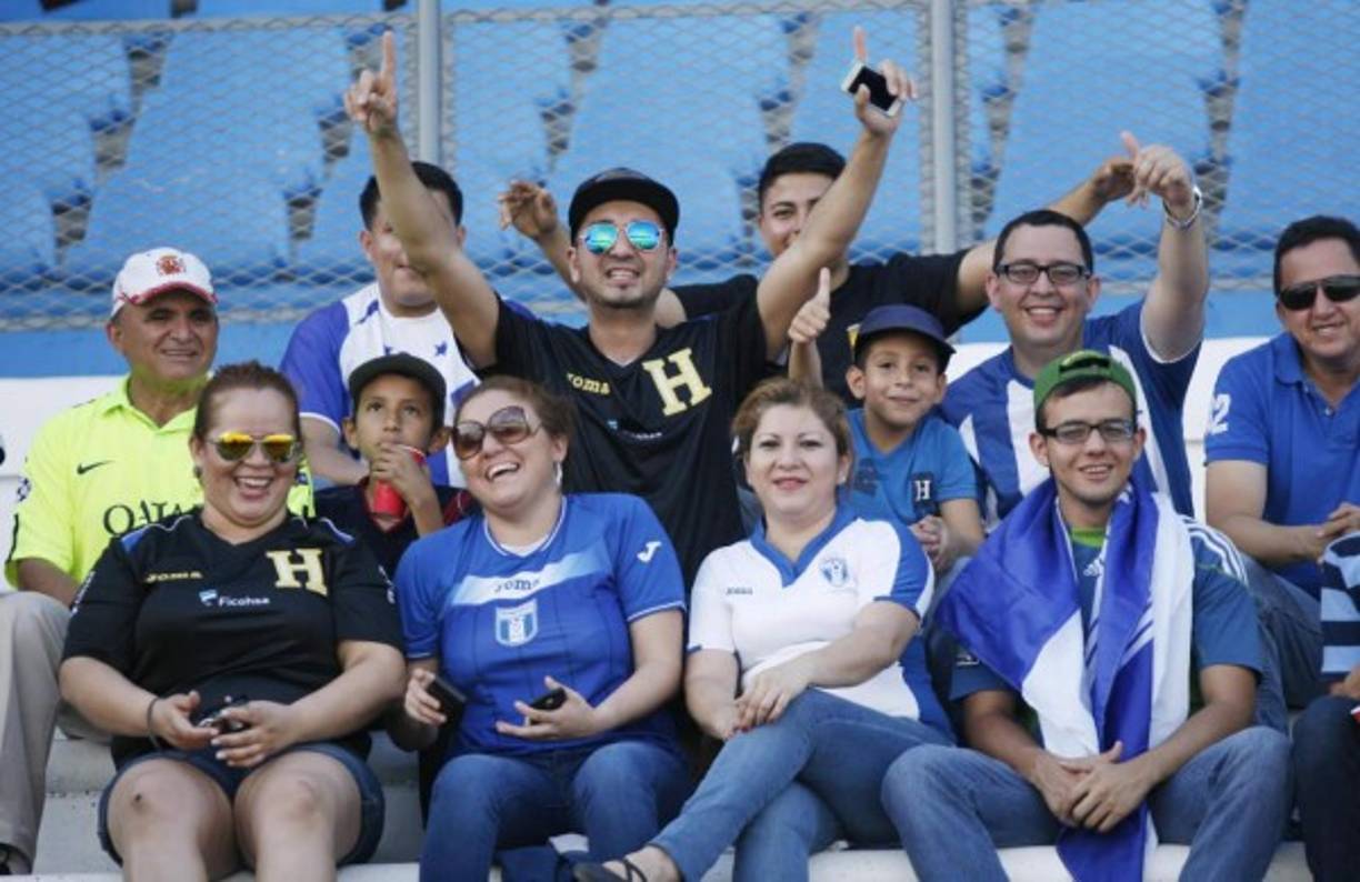 Las familias que fueron a respaldar a Honduras.