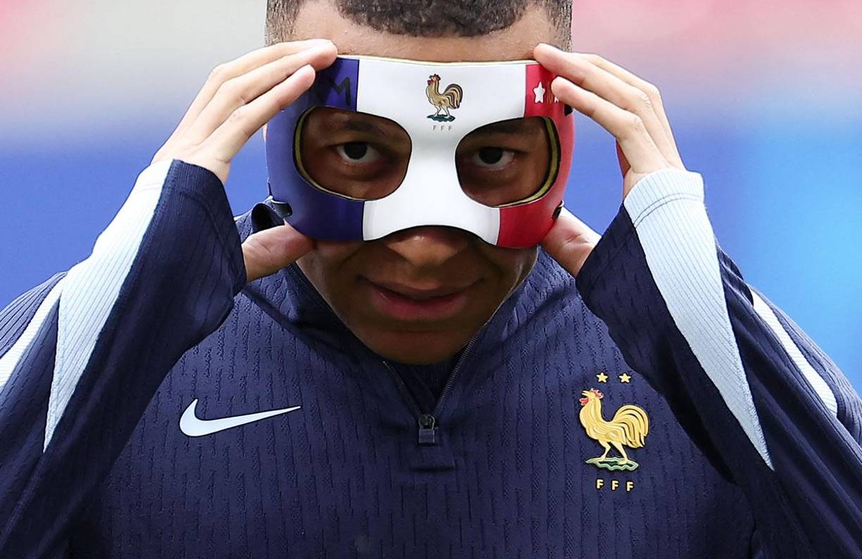La presencia de Mbappé ante los Países Bajos es dudosa, pero dio un paso adelante tras probar por primera vez su máscara protectora.