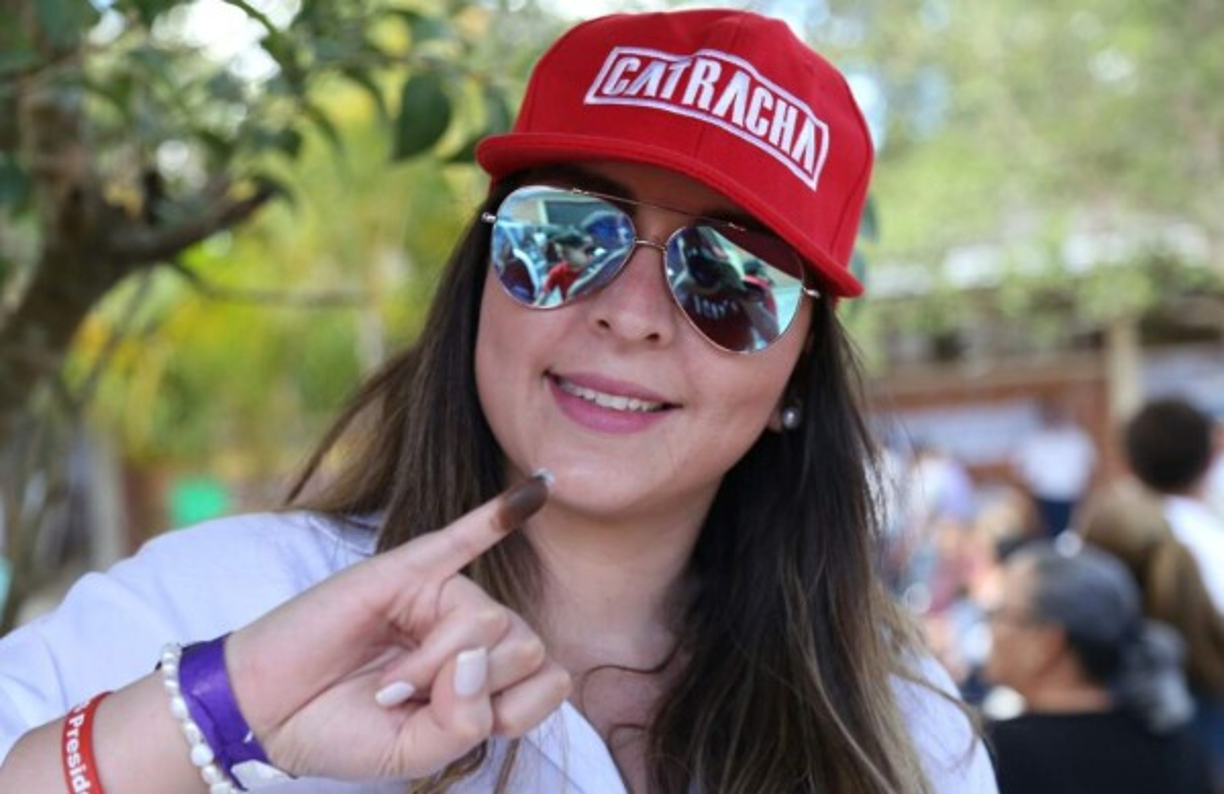 Esta hermosa chica engalanó las elecciones.