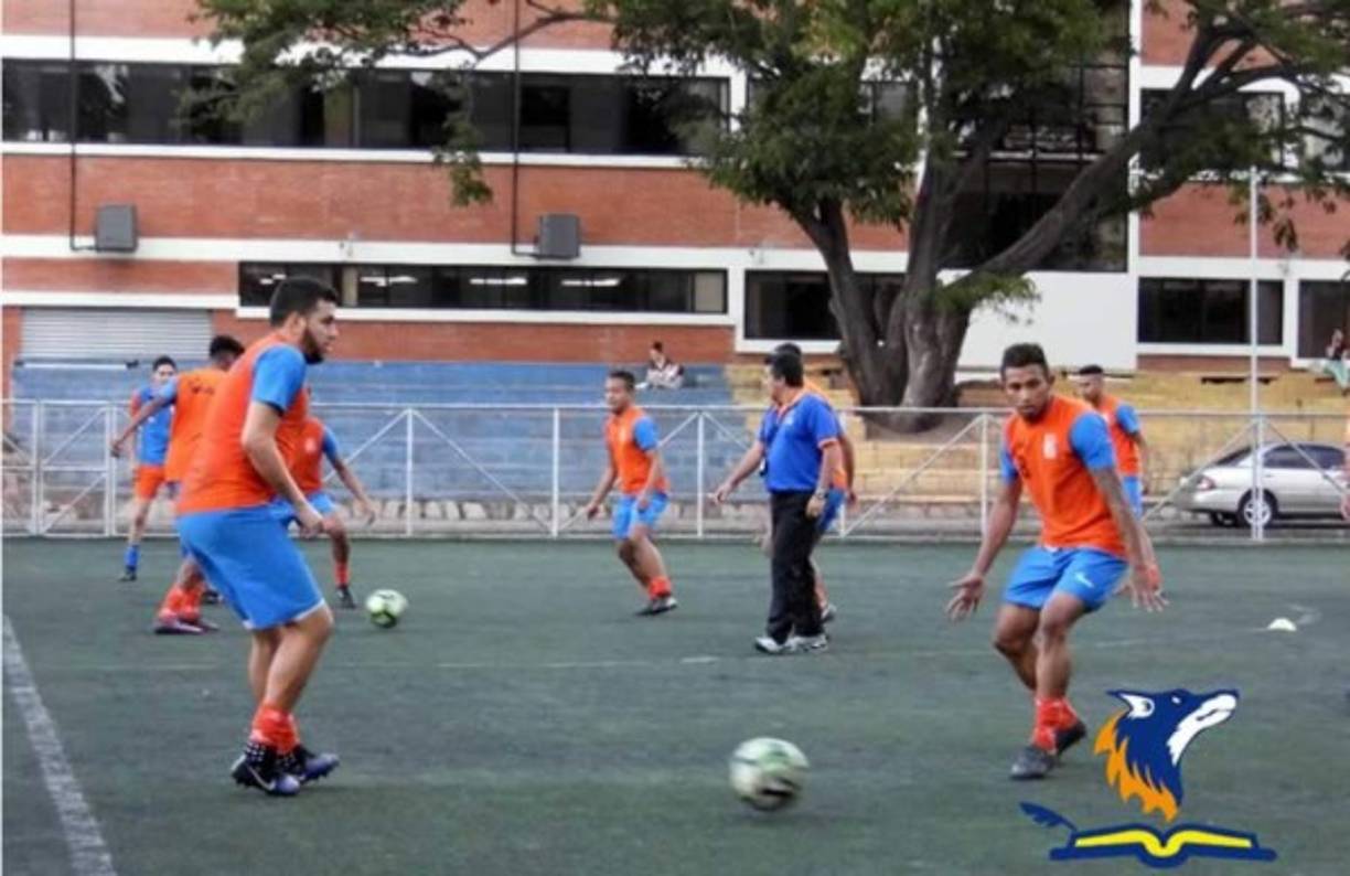 El defensor Michael Osorio (izquierda) se convirtió en la primera baja oficial del Vida tras cambiar el aire de La Ceiba por el de Tegucigalpa luego de firmar por un año con los Lobos de la UPNFM de cara al Torneo Clausura 2019. El futbolista de 24 años firmó contrato por un año con los Estudiantes y no tardó en unirse a la pretemporada en busca de convencer al técnico para ser titular. Actualmente lleva al menos cinco días trabajando con la escuadra de la capital.