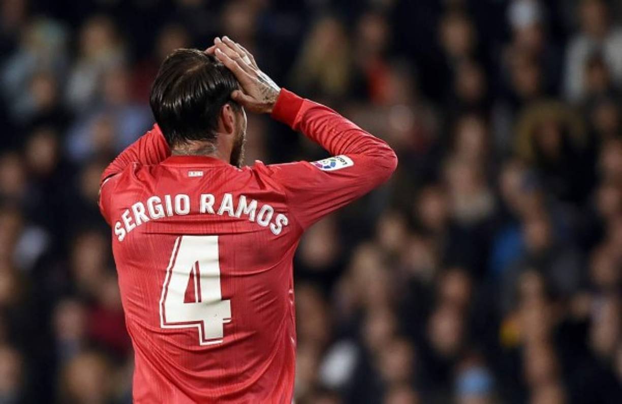 Sergio Ramos se lamenta tras fallar una ocasión.