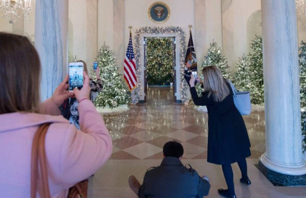 Visitantes toman fotos de la hermosa decoración navideña en la Casa Blanca.