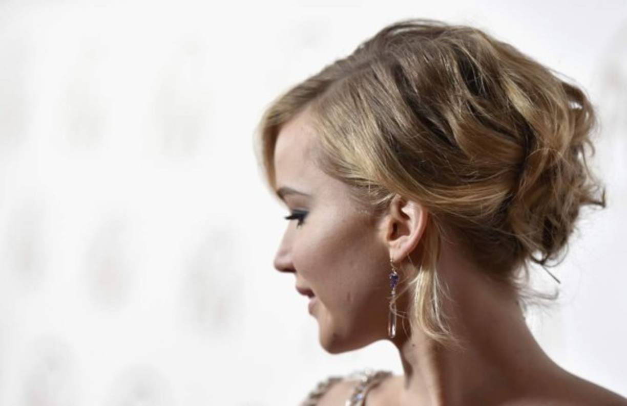 La popular actriz optó por lucir un recogido con ondas acompañando el diseño de unos elegantes y discretos pendientes que colgaban.