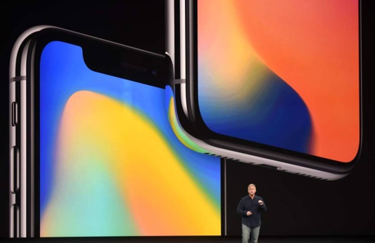 La pantalla del iPhone X abarca prácticamente toda la superficie frontal del móvil, ya que renuncia al tradicional botón de inicio, una de las claves del manejo habitual de la interfaz del iPhone, y elimina los marcos que encuadraban y disminuían la superficie táctil.