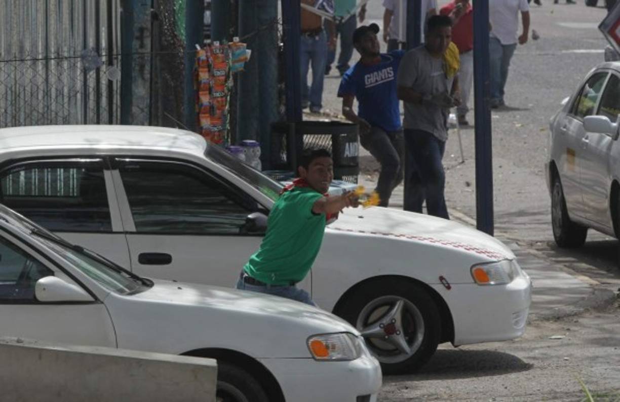 Un manifestante responde a la Policía con una resortera.