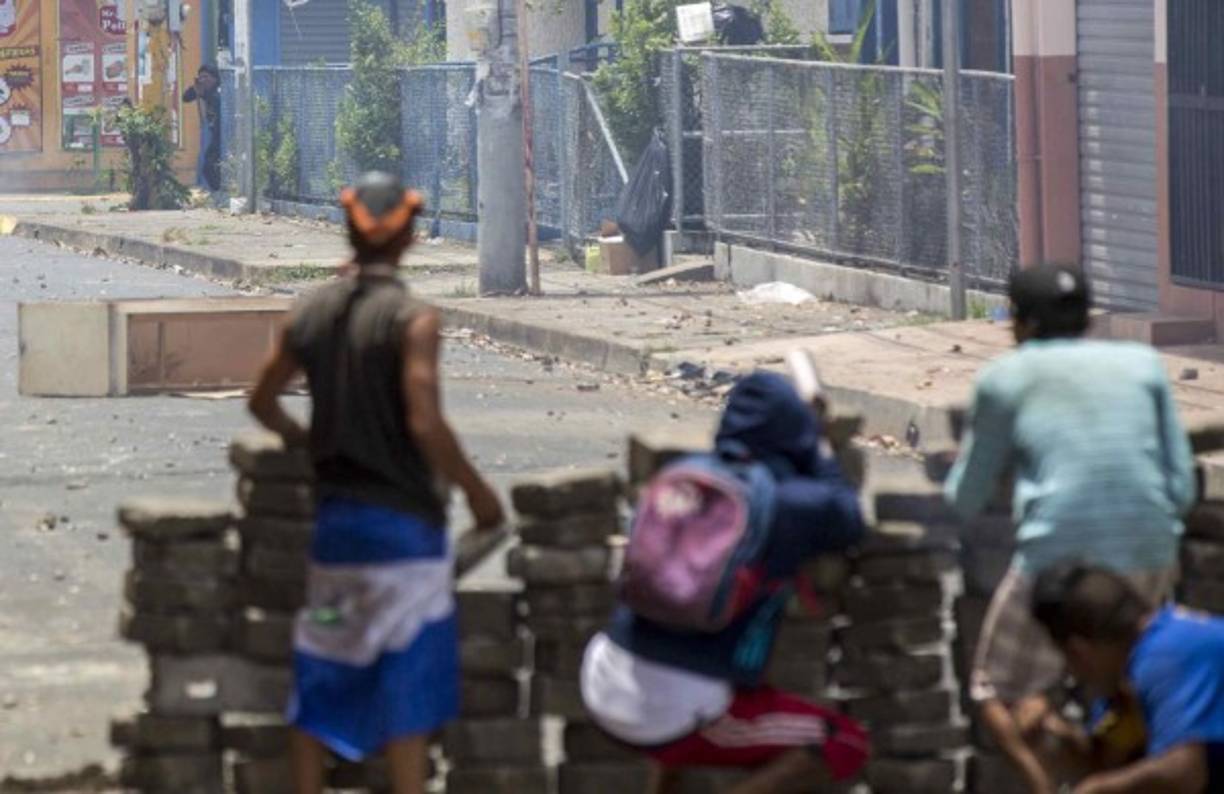 Tras la violenta jornada, el Ejército tomó distancia del mandatario al anunciar que sus efectivos no reprimirán a los manifestantes antigubernamentales.<br/><br/>'No tenemos porque reprimir (..) creemos que el diálogo es la solución' para resolver la actual crisis, dijo el portavoz del Ejército, el coronel Manuel Guevara.