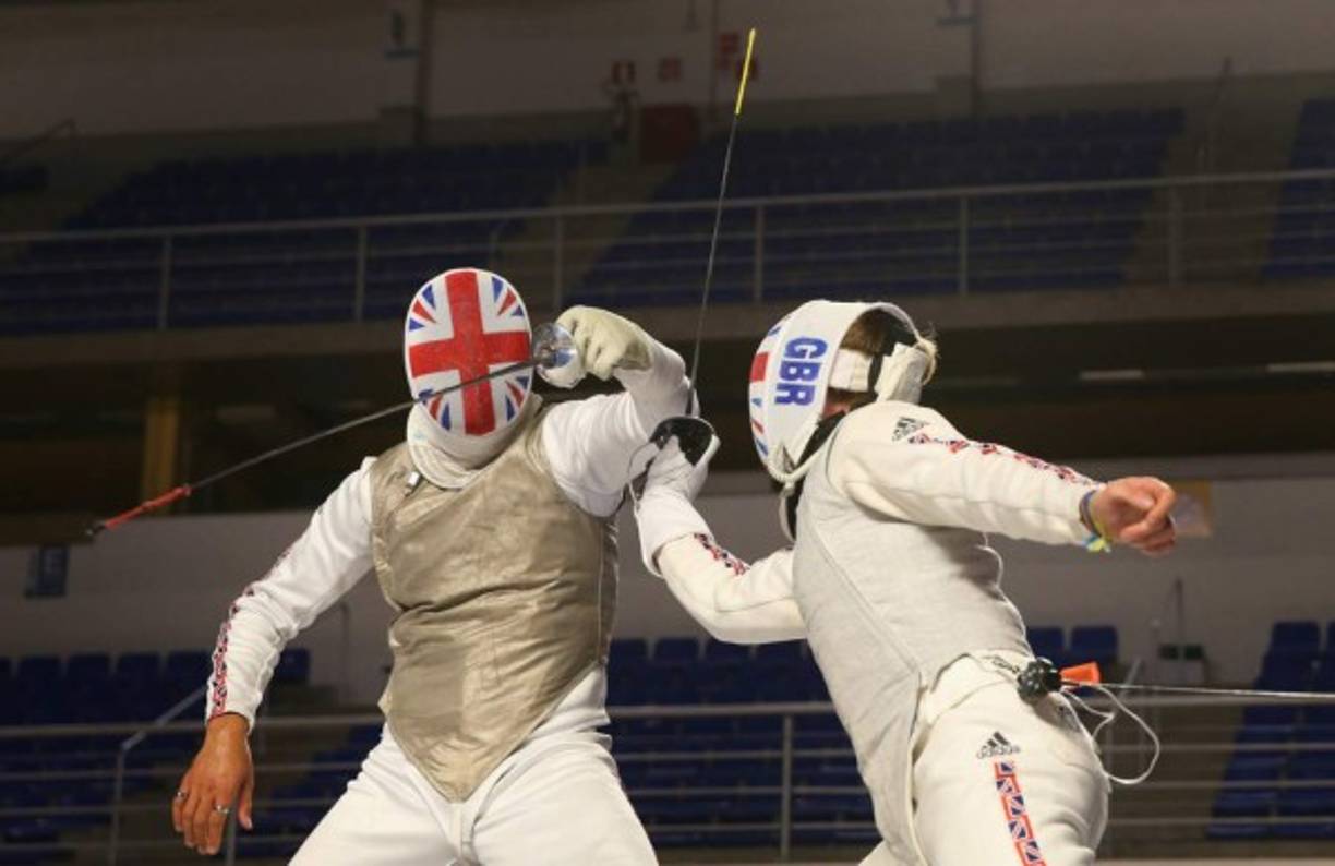 ESGRIMA. Combate. El instructor James Andrew Davis, de Gran Bretaña, entrena al equipo de esgrima de su país en el Minas Tenis Clube en Belo Horizonte, Brasil.