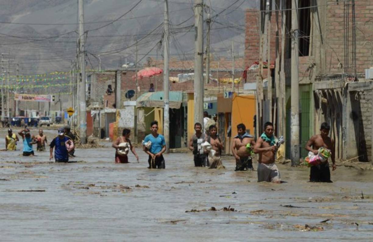 Las inundaciones están producidas por un atípico fenómeno climatológico de El Niño, al calentar inusitadamente la superficie marina del litoral peruano, lo que provoca intensas e inusuales lluvias en su costa desértica, que devienen en aniegos, desbordes de ríos y deslizamiento de tierras, conocidos en Perú como huaicos, un término de origen quechua.