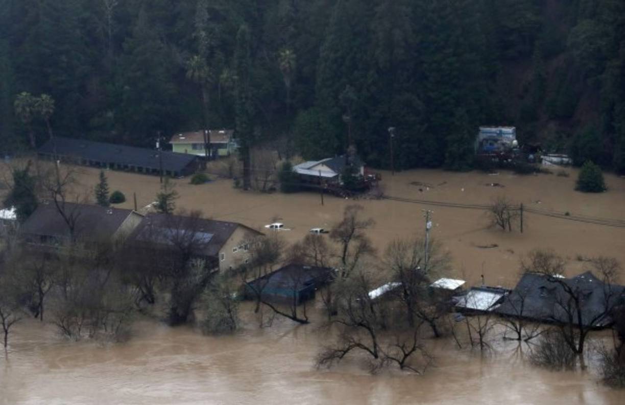 Según el Servicio Meteorológico Nacional de EEUU, las fuertes lluvias en Santa Rosa descargaron la mayor cantidad de agua registrada en los últimos 100 años.