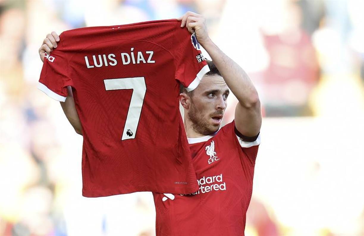 Su compañero del club inglés, el portugués Diogo Jota, le dedicó el primer gol del duelo este domingo contra el Nottingham Forest por la Premier League. El futbolista levantó la camiseta 7 del colombiano ante la ovación de los hinchas en Anfield.