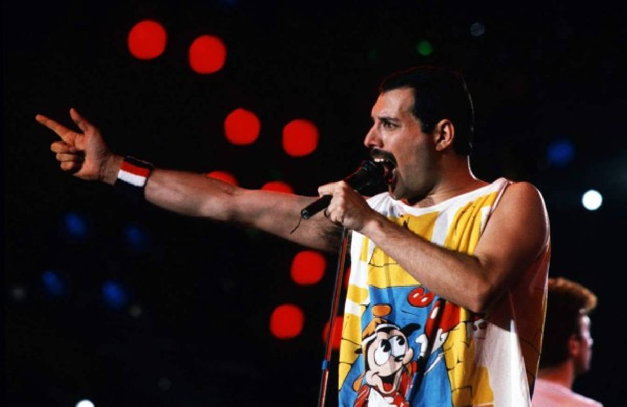 El 5 de septiembre de 1946 nació Freddie Mercury, cantante, compositor y músico británico de origen parsi e indio, conocido por haber sido el fundador y vocalista de la banda de rock Queen.