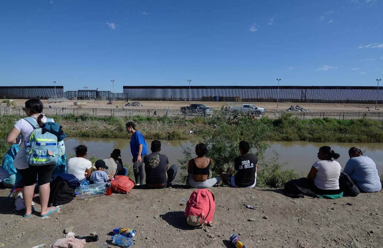 Sin embargo, la crecida del río, frontera natural entre ambos países, a causa de las lluvias en la Ciudad Juárez, norte del país, complicó cualquier intento de cruzar, pues ahora tienen que nadar en las aguas estancadas y contaminadas con drenaje para poder llegar a territorio estadounidense, antes de pasar la barricada.