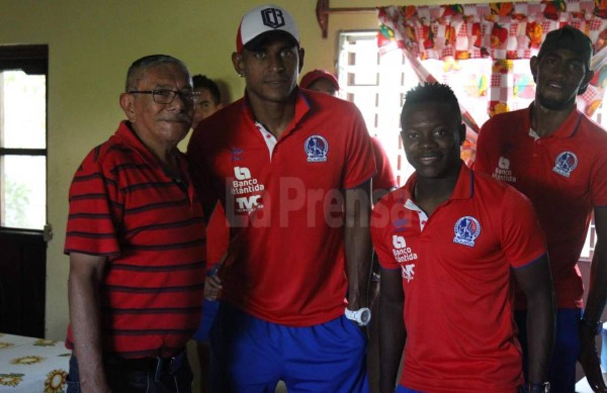 Jugadores del Olimpia y miembros del cuerpo técnico asistieron al asilo Casa de Descanso Dante Casorrelli, ubicado en la Colonia 24 de diciembre en la ciudad de El Paraíso.