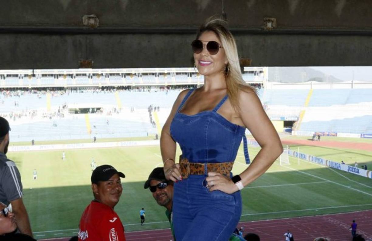 Ingrid Solís cautivó en el estadio Olímpico de San Pedro Sula durante el clásico Marathón-Real España. Llegó a apoyar a Hernán Medford.