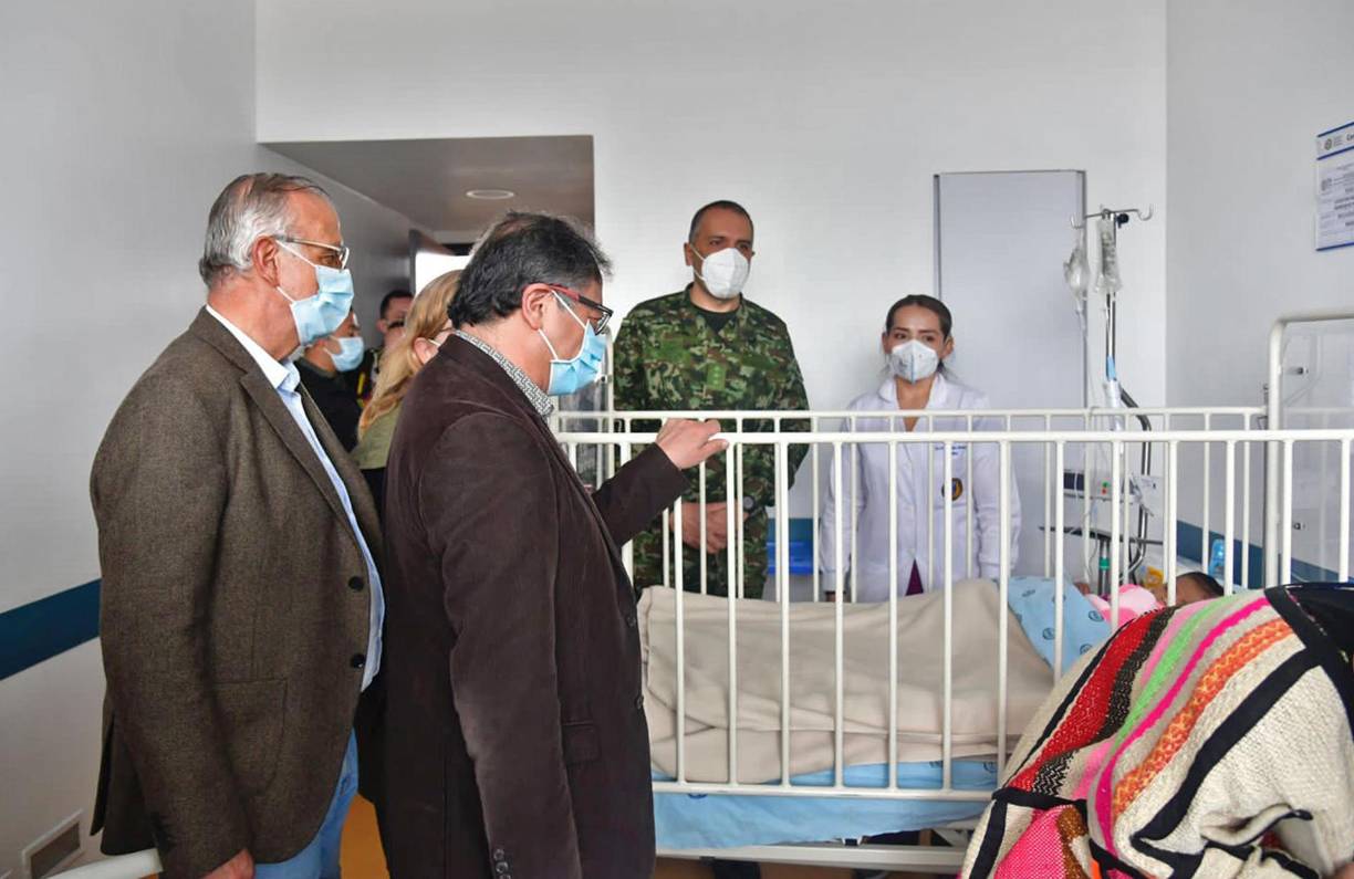 Una delegación del Gobierno, liderada por el presidente Gustavo Petro y el ministro de Defensa, Iván Velásquez, visitó este sábado a los menores y destacaron que están en buenas condiciones, teniendo en cuenta la odisea vivida.