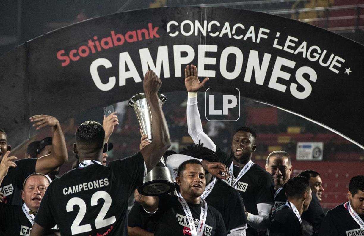 La celebración de los jugadores del Olimpia con el trofeo de campeones de la Liga Concacaf 2022.
