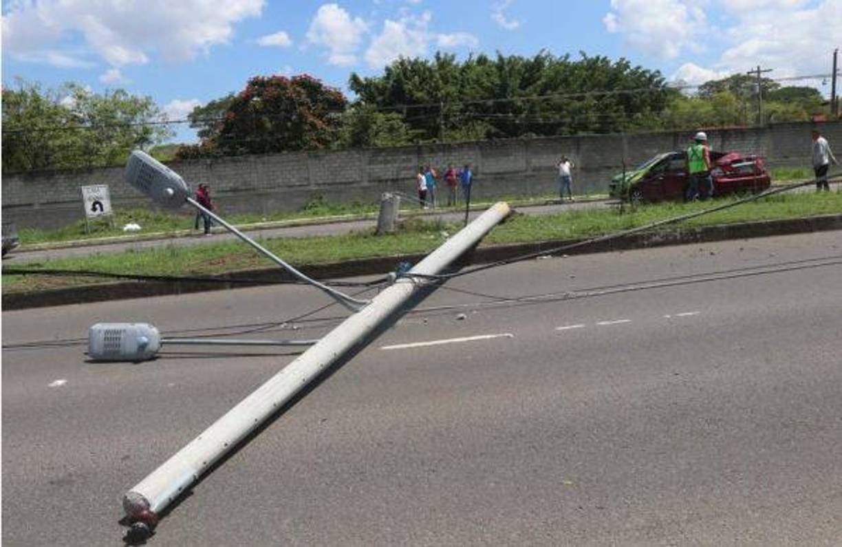 De 900,000 postes de la red eléctrica en el país, unos 300,000 están podridos y deben ser reemplazados. Foto de un accidente en el anillo periférico de la capital. 