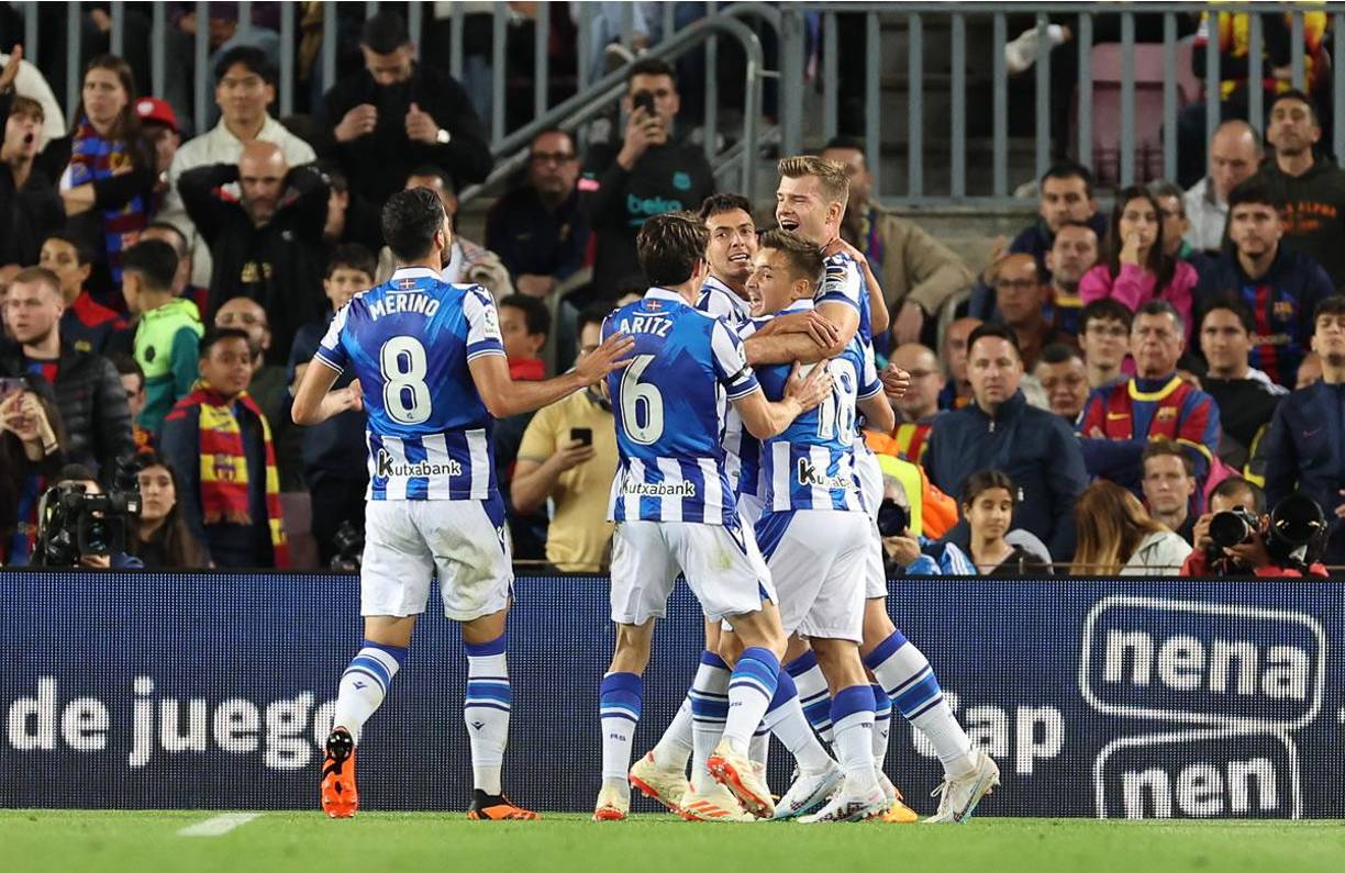 El noruego Alexander Sorloth hizo el segundo gol de la Real Sociedad y celebró con sus compañeros.