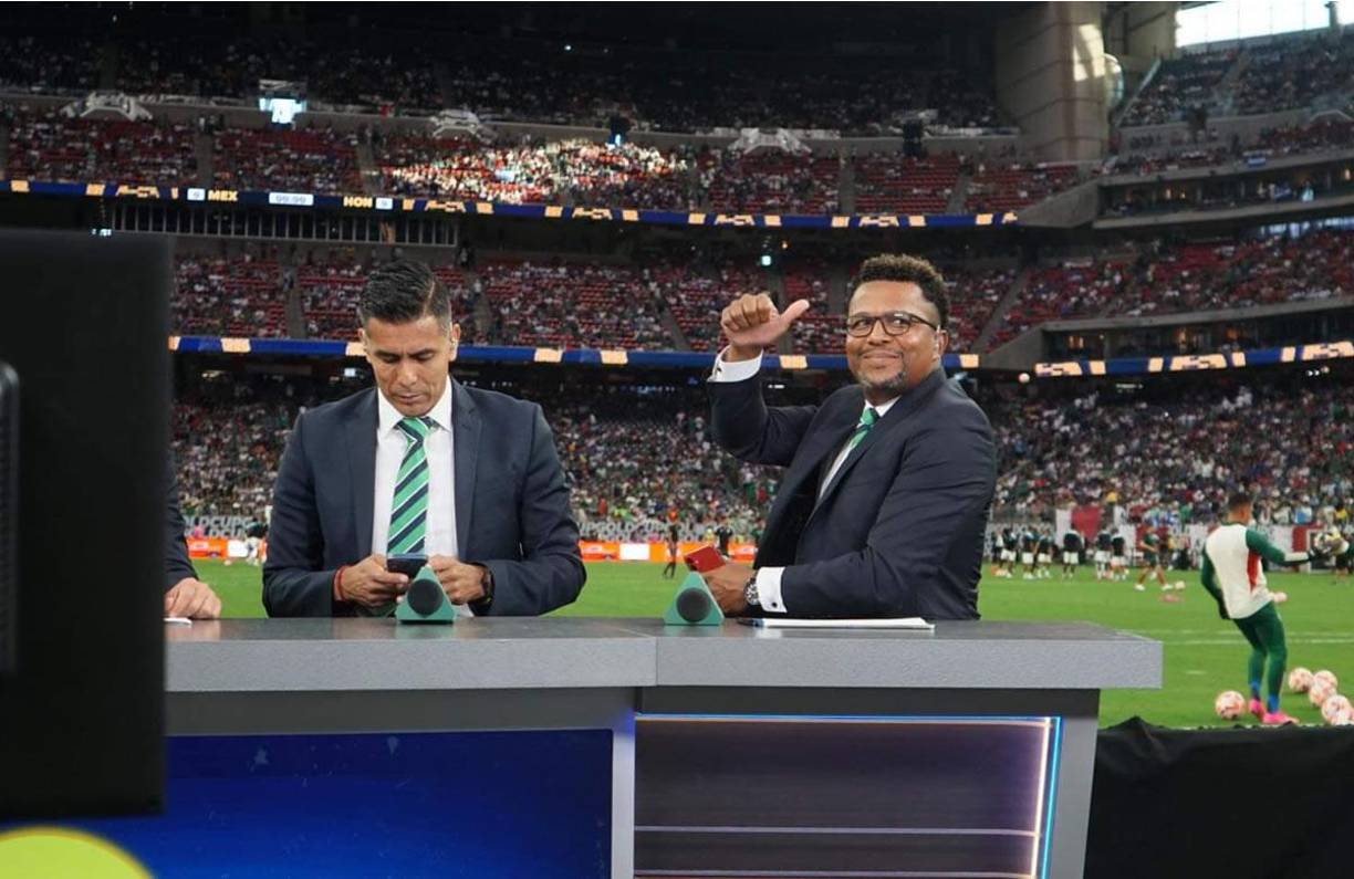 La leyenda de Honduras, Carlos Pavón, estuvo comentando el partido junto al mexicano Oswaldo Sánchez para la cadena TUDN de México.