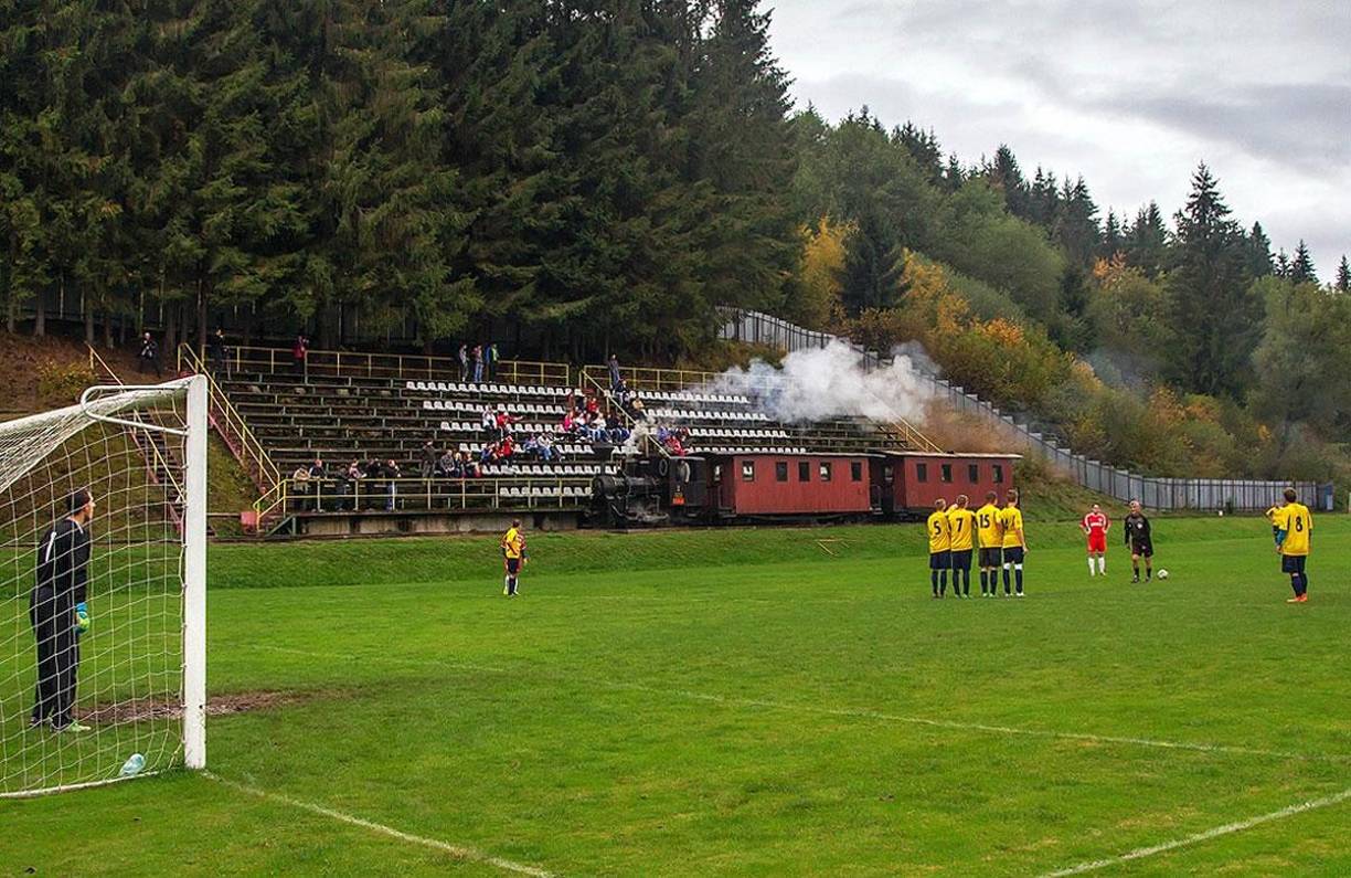 El Stadion Ciernom Balogu (Eslovaquia) - La única grada que tiene este recinto a veces tiene visibilidad reducida a causa del paso de un tren, cuyas vías pasan paralelas a la línea de cal del terreno de juego.