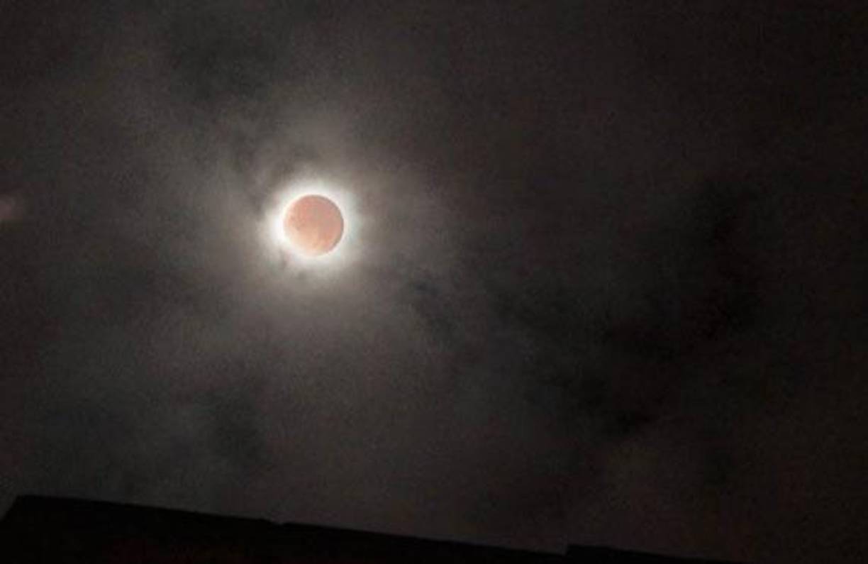 Esto deja atrás principalmente luz roja que se dobla, o refracta, hacia la sombra de la Tierra. Podemos ver la luz roja durante un eclipse cuando cae sobre la Luna a la sombra de la Tierra. Este mismo efecto es el que da a los amaneceres y atardeceres un color naranja rojizo.