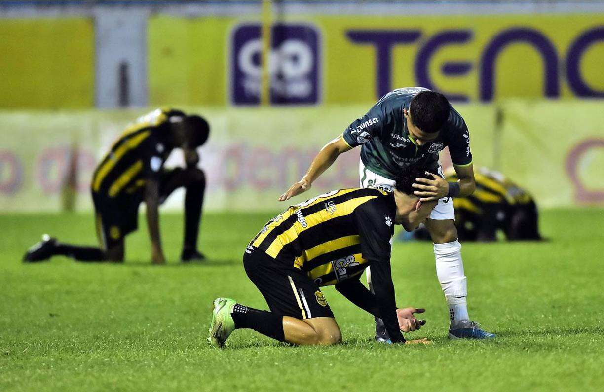El buen detalle de Odin Ramos con el jugador aurinegro Carlos Mejía tras el partido.