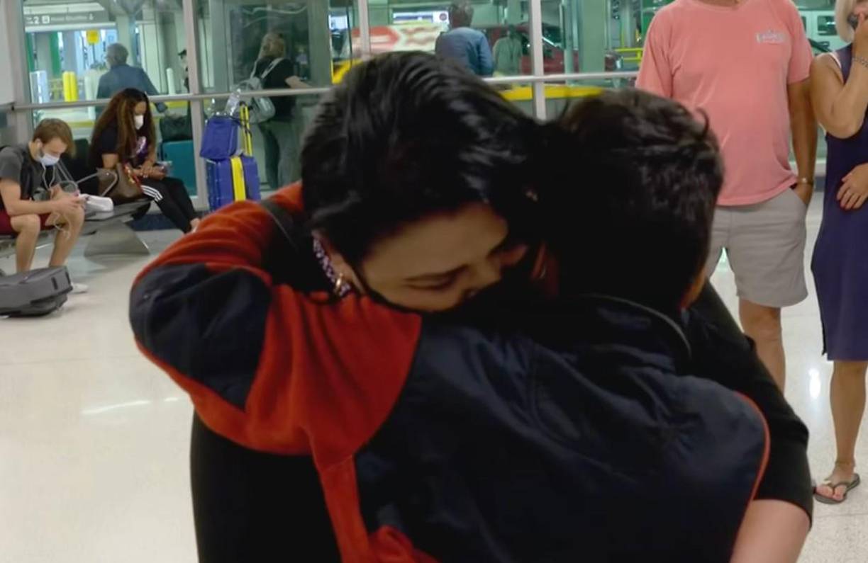 El emotivo reencuentro se llevó a cabo en el aeropuerto de Corpus Christi el 20 de mayo del 2021. Los pasajeros aplaudieron a la familia y a la periodista hondureña Maity Interiano, quien acompañó el proceso desde el inicio conmovida por la historia de Snyder.