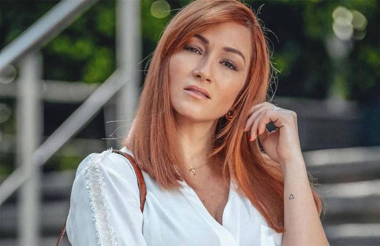 Su agresor comenzó a alejarla de sus seres queridos en cuanto la conoció, también se tatuó su nombre en un brazo, le presentó a su madre y la invitó a mudarse con él, todo en menos de un mes. “Siento como si me hubiera drogado, como si me hubiera dado algo que yo no reaccionaba a las cosas que veía que no estaban bien”, continuó exponiendo la actriz. 