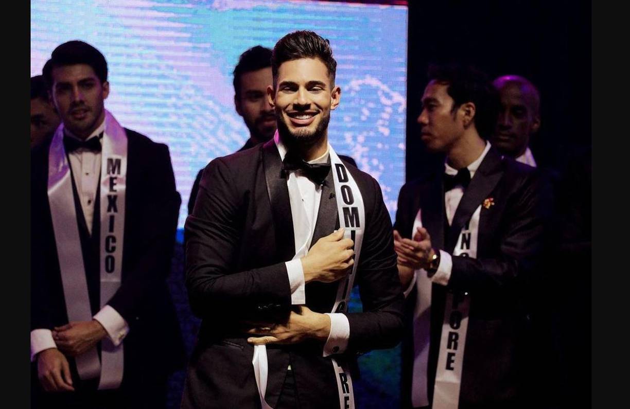 El estudiante de Negocios Internacionales y modelo de 21 años, nacido en la norteña provincia de Espaillat, rompió varios récords, porque es el ganador más joven y también el de más baja estatura del Mister International.