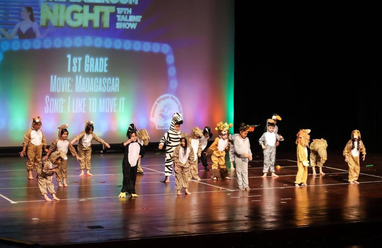 Los niños de primer grado bailando “I like to move it” de la película Madagascar. 