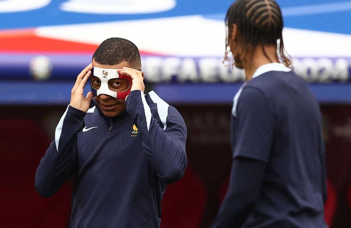 Mbappé trata de acostumbrarse a un nuevo objeto que, a la vista, no parece muy cómodo para el jugador del Real Madrid.