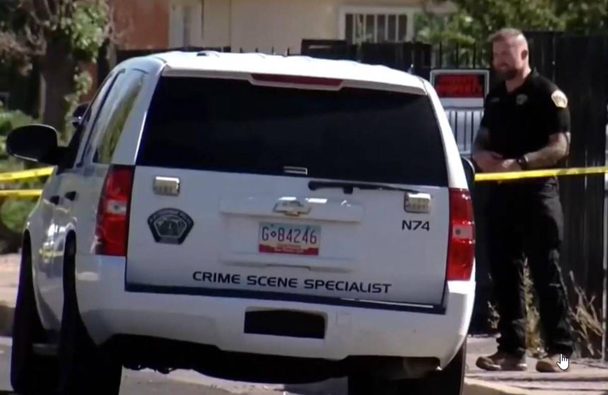 Los oficiales de la Policía de Albuquerque llegaron al apartamento en respuesta a informes de asesinato y fue cuando encontraron los tres cuerpos sin vida.
