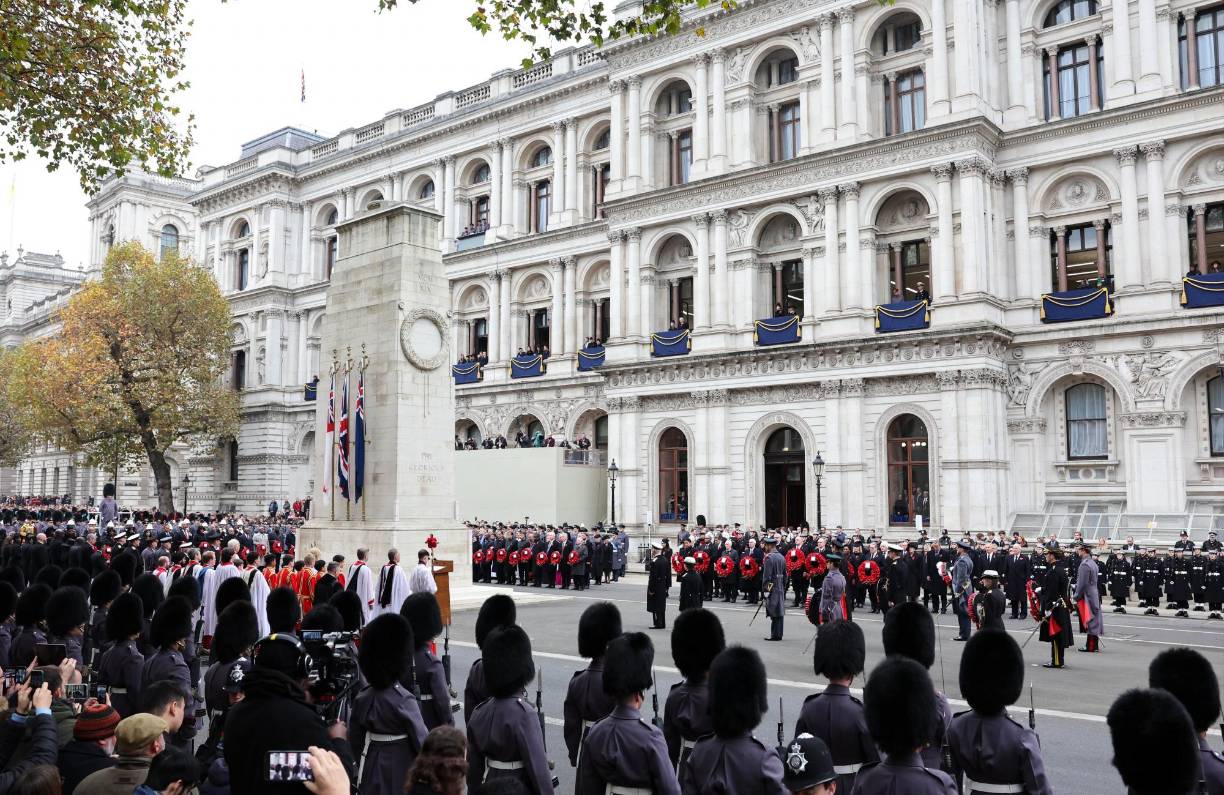 La avenida londinense se llenó de veteranos de guerra, algunos en sillas de ruedas y otros acompañados de sus mascotas, que marcharon al lado del monumento en un acto organizado por la Legión Británica.